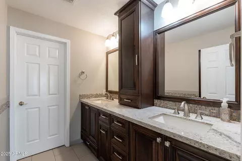 Bath - 1234 E Claire Dr, Phoenix, AZ 85022 photo 4 of 7
