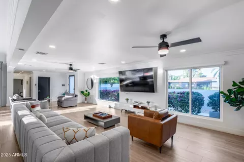 Living - 7820 N 5th Ave, Phoenix, AZ 85021 photo 4 of 6