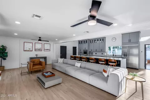 Living - 7820 N 5th Ave, Phoenix, AZ 85021 photo 5 of 6