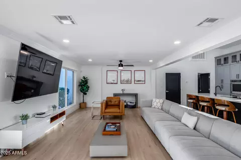 Living - 7820 N 5th Ave, Phoenix, AZ 85021 photo 6 of 6