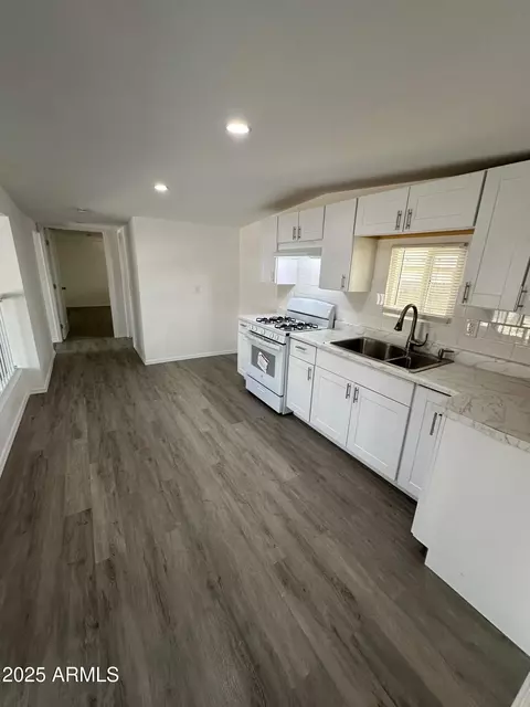 2027 E Michelle Dr, Phoenix, AZ 85022 photo 2