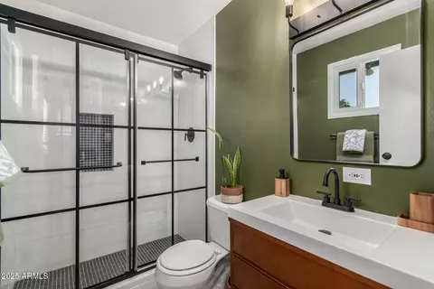 Bath - 8129 N 17th Dr, Phoenix, AZ 85021 photo 1 of 2