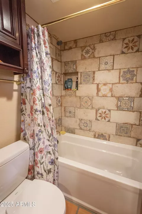 Bath - 4318 N 29th Way, Phoenix, AZ 85016 photo 2 of 5