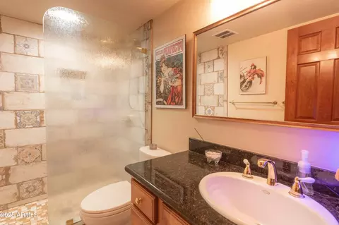 Bath - 4318 N 29th Way, Phoenix, AZ 85016 photo 4 of 5