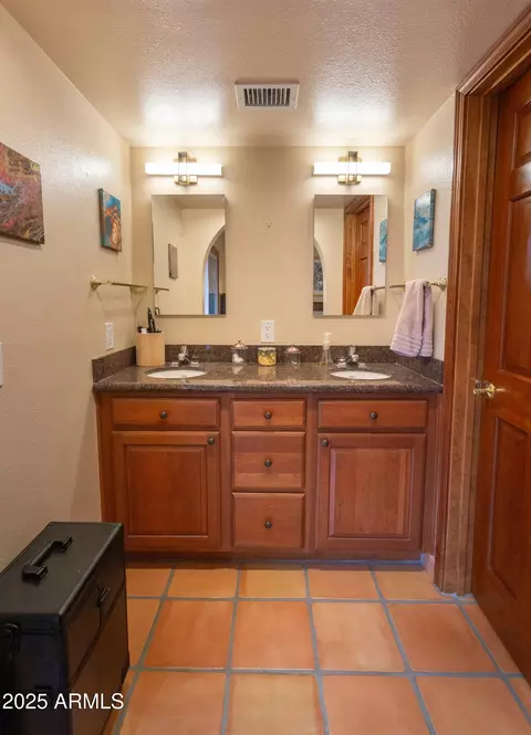 Bath - 4318 N 29th Way, Phoenix, AZ 85016 photo 1 of 5