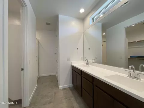 Bath - 3839 S 63rd Dr, Phoenix, AZ 85043 photo 1 of 3
