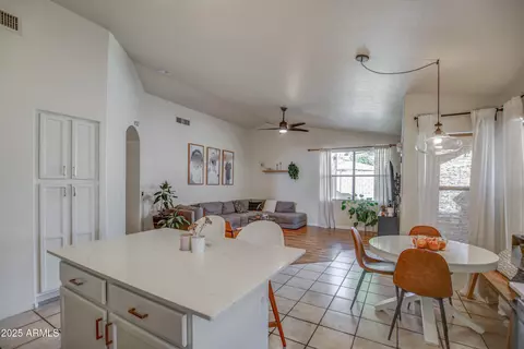 4350 E Abraham Ln, Phoenix, AZ 85050 photo 9
