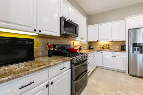 Kitchen - 4550 E Donato Dr, Gilbert, AZ 85298 photo 4 of 7