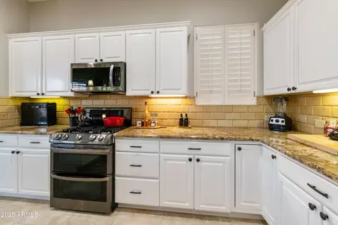 Kitchen - 4550 E Donato Dr, Gilbert, AZ 85298 photo 5 of 7
