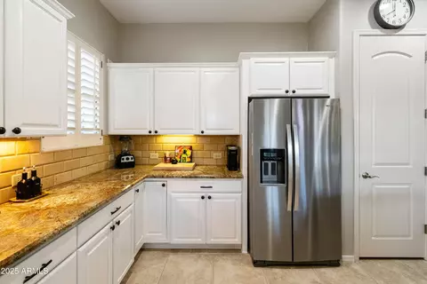 Kitchen - 4550 E Donato Dr, Gilbert, AZ 85298 photo 6 of 7