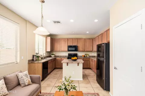 6334 S 37th Ln, Phoenix, AZ 85041 photo 11