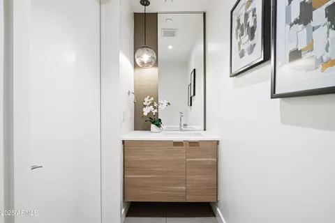 Bath - 2300 E Campbell Ave #106, Phoenix, AZ 85016 photo 1 of 3