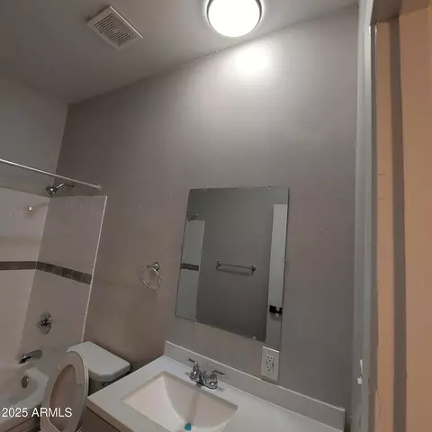 Bath - 2202 W Heatherbrae Dr, Phoenix, AZ 85015 photo 2 of 3