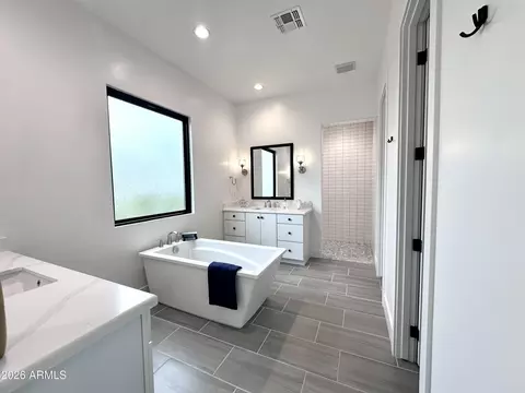 Bath - 2725 E Derringer Ct, Gilbert, AZ 85297 photo 4 of 9