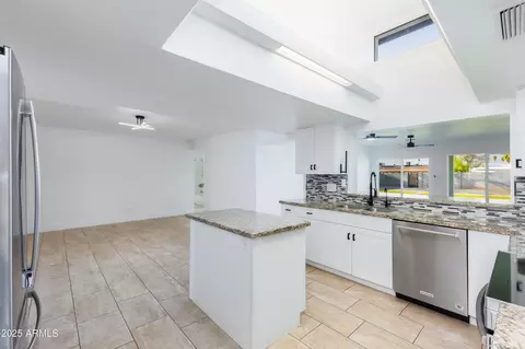 Kitchen - 1868 E La Donna Dr, Tempe, AZ 85283 photo 1 of 4