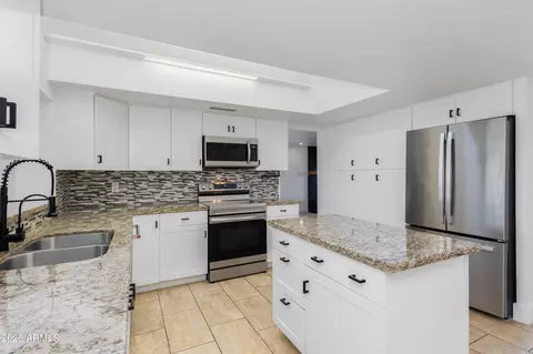 Kitchen - 1868 E La Donna Dr, Tempe, AZ 85283 photo 3 of 4
