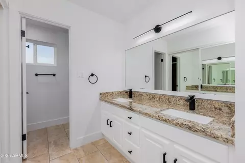 Bath - 1868 E La Donna Dr, Tempe, AZ 85283 photo 1 of 3