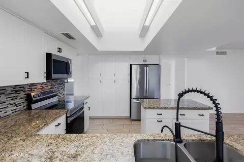 Kitchen - 1868 E La Donna Dr, Tempe, AZ 85283 photo 4 of 4