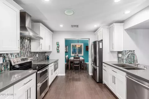 Kitchen - 3532 E North Ln, Phoenix, AZ 85028 photo 3 of 6