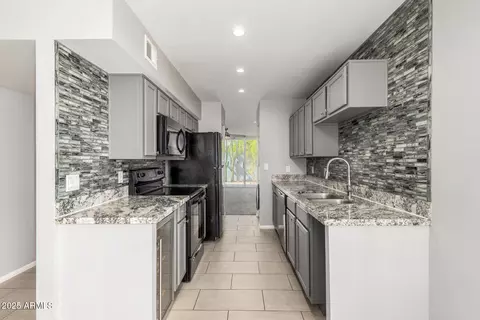 Kitchen - 4646 N 11th Ave #125, Phoenix, AZ 85013 photo 2 of 3