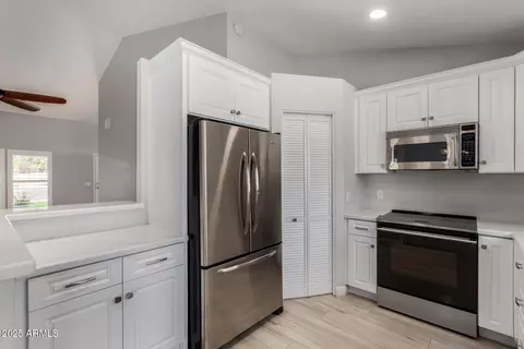 4525 E Desert View Dr, Phoenix, AZ 85044 photo 3