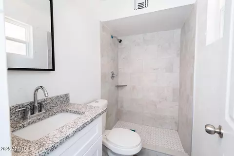 Bath - 3128 N 40th Ave, Phoenix, AZ 85019 photo 1 of 2