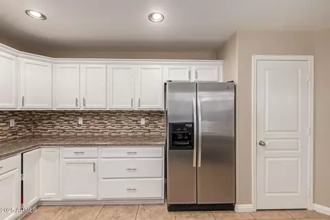 Kitchen - 4715 E Ashurst Dr, Phoenix, AZ 85048 photo 2 of 4