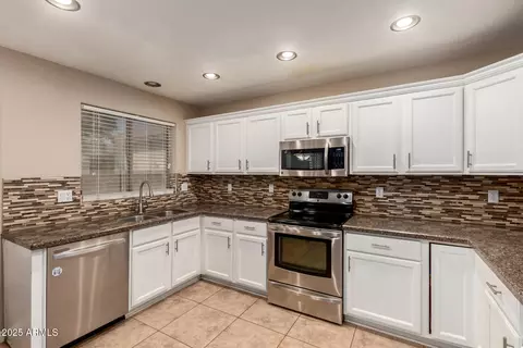Kitchen - 4715 E Ashurst Dr, Phoenix, AZ 85048 photo 3 of 4