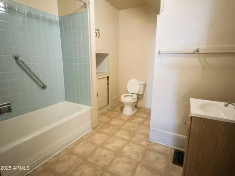 Bath - 1047 E 10th St, Douglas, AZ 85607 photo 2 of 4