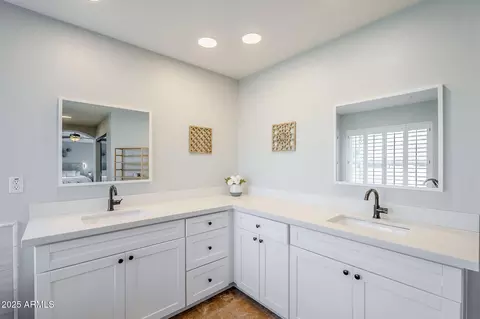 Bath - 2468 E Dry Creek Rd, Phoenix, AZ 85048 photo 3 of 4