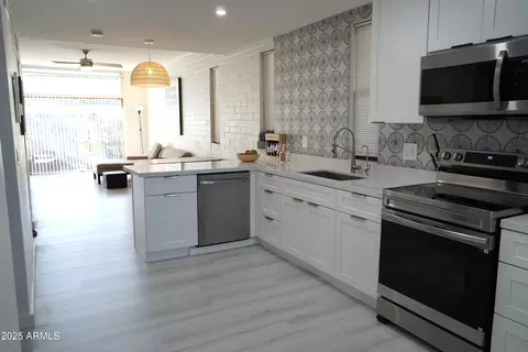 Kitchen - 3650 E Montecito Ave #4, Phoenix, AZ 85018 photo 1 of 4