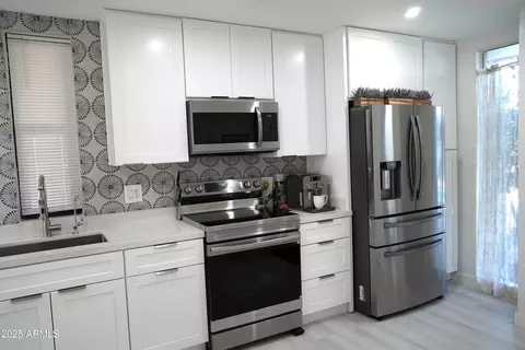 Kitchen - 3650 E Montecito Ave #4, Phoenix, AZ 85018 photo 3 of 4