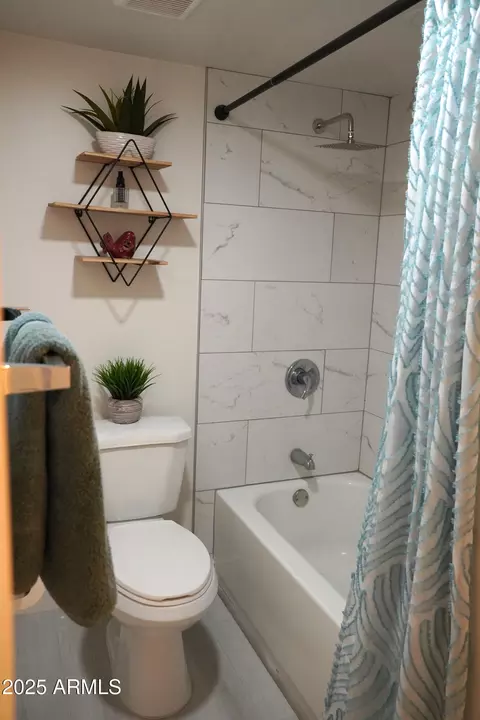 Bath - 3650 E Montecito Ave #4, Phoenix, AZ 85018 photo 1 of 6