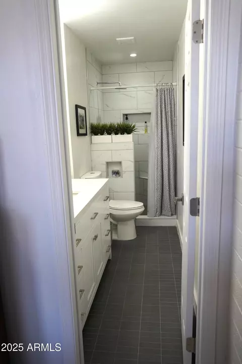 Bath - 3650 E Montecito Ave #4, Phoenix, AZ 85018 photo 4 of 6
