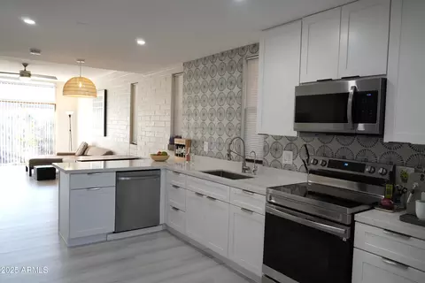 Kitchen - 3650 E Montecito Ave #4, Phoenix, AZ 85018 photo 2 of 4