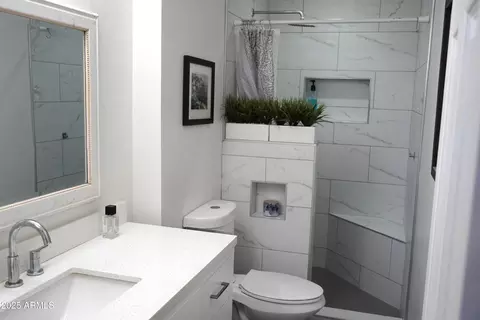 Bath - 3650 E Montecito Ave #4, Phoenix, AZ 85018 photo 5 of 6