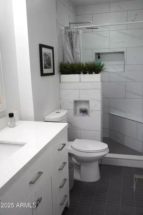 Bath - 3650 E Montecito Ave #4, Phoenix, AZ 85018 photo 6 of 6