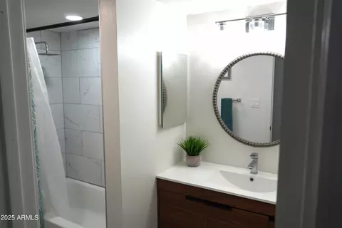 Bath - 3650 E Montecito Ave #4, Phoenix, AZ 85018 photo 3 of 6