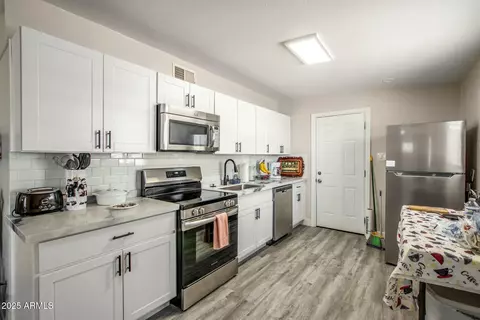 2221 E Lynne Ln, Phoenix, AZ 85042