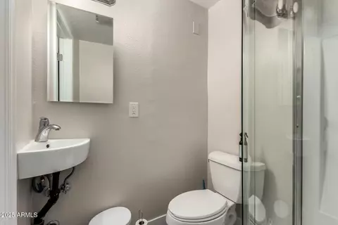 Bath - 2221 E Lynne Ln, Phoenix, AZ 85042 photo 2 of 3