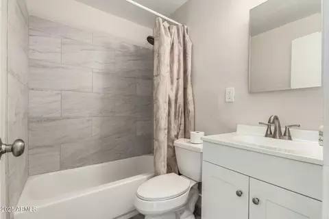 Bath - 2221 E Lynne Ln, Phoenix, AZ 85042 photo 1 of 3