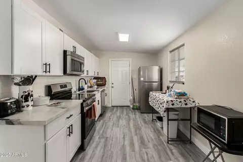 Kitchen - 2221 E Lynne Ln, Phoenix, AZ 85042 photo 3 of 3