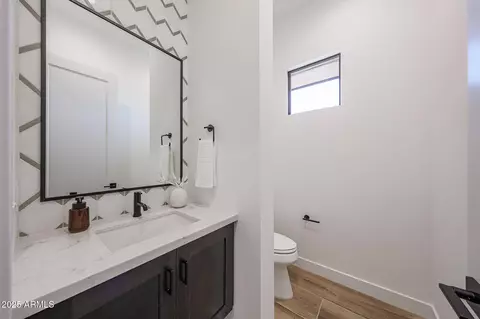 Bath - 1250 E Smokehouse Trl, Phoenix, AZ 85085 photo 1 of 9