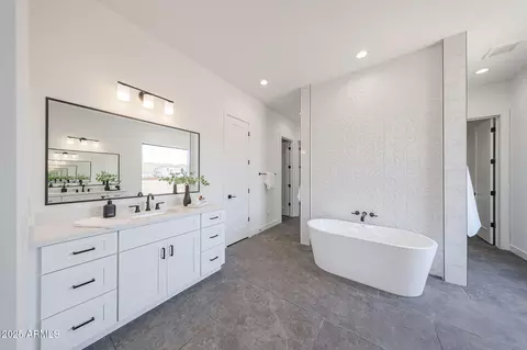 Bath - 1250 E Smokehouse Trl, Phoenix, AZ 85085 photo 5 of 9