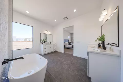Bath - 1250 E Smokehouse Trl, Phoenix, AZ 85085 photo 6 of 9