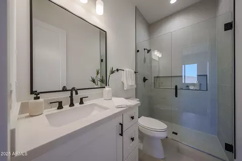Bath - 1250 E Smokehouse Trl, Phoenix, AZ 85085 photo 3 of 9
