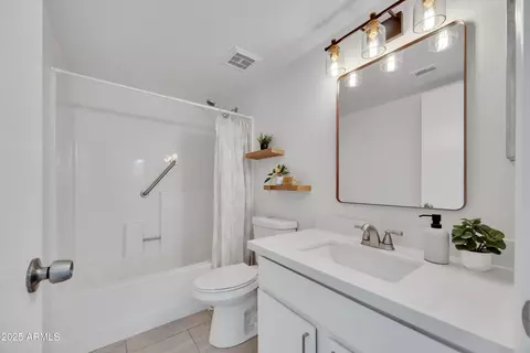 Bath - 1950 E Paradise Ln, Phoenix, AZ 85022 photo 3 of 3