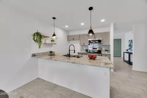 Kitchen - 1950 E Paradise Ln, Phoenix, AZ 85022 photo 6 of 6