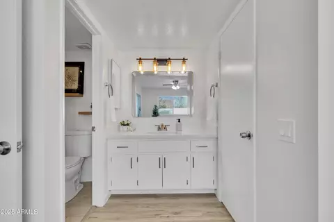 Bath - 1950 E Paradise Ln, Phoenix, AZ 85022 photo 1 of 3