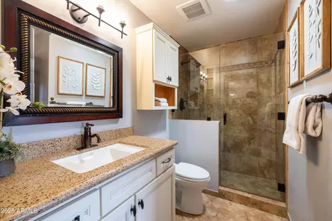 Bath - 6526 N 13th Dr, Phoenix, AZ 85013 photo 1 of 5